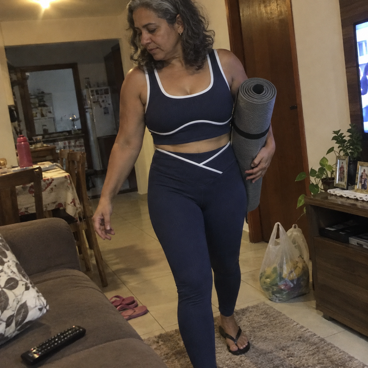Foto casual em casa usando conjunto marinho